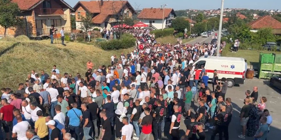 "Šejtan je zlo, šejtan je Nermin"! Hiljadu ljudi na sahrani Nezime Hećimović - policija obezbeđuje skup (VIDEO)
