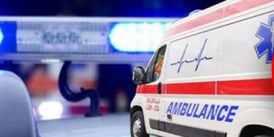 Stravična saobraćajka kod Kuzmina! Automobil sa petoro mladih sleteo u kanal, dva mladića teško povređena